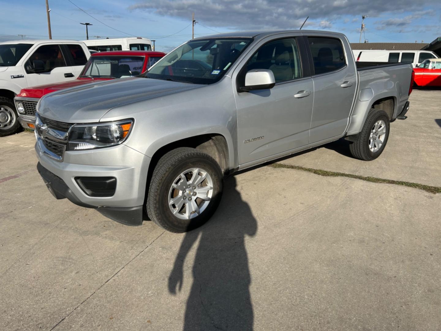 2019 Silver Chevrolet Colorado LT Crew Cab 2WD Long Box (1GCGSCEN6K1) with an 3.6L V6 DOHC 24V GAS engine, 6A transmission, located at 1687 Business 35 S, New Braunfels, TX, 78130, (830) 625-7159, 29.655487, -98.051491 - Photo#0